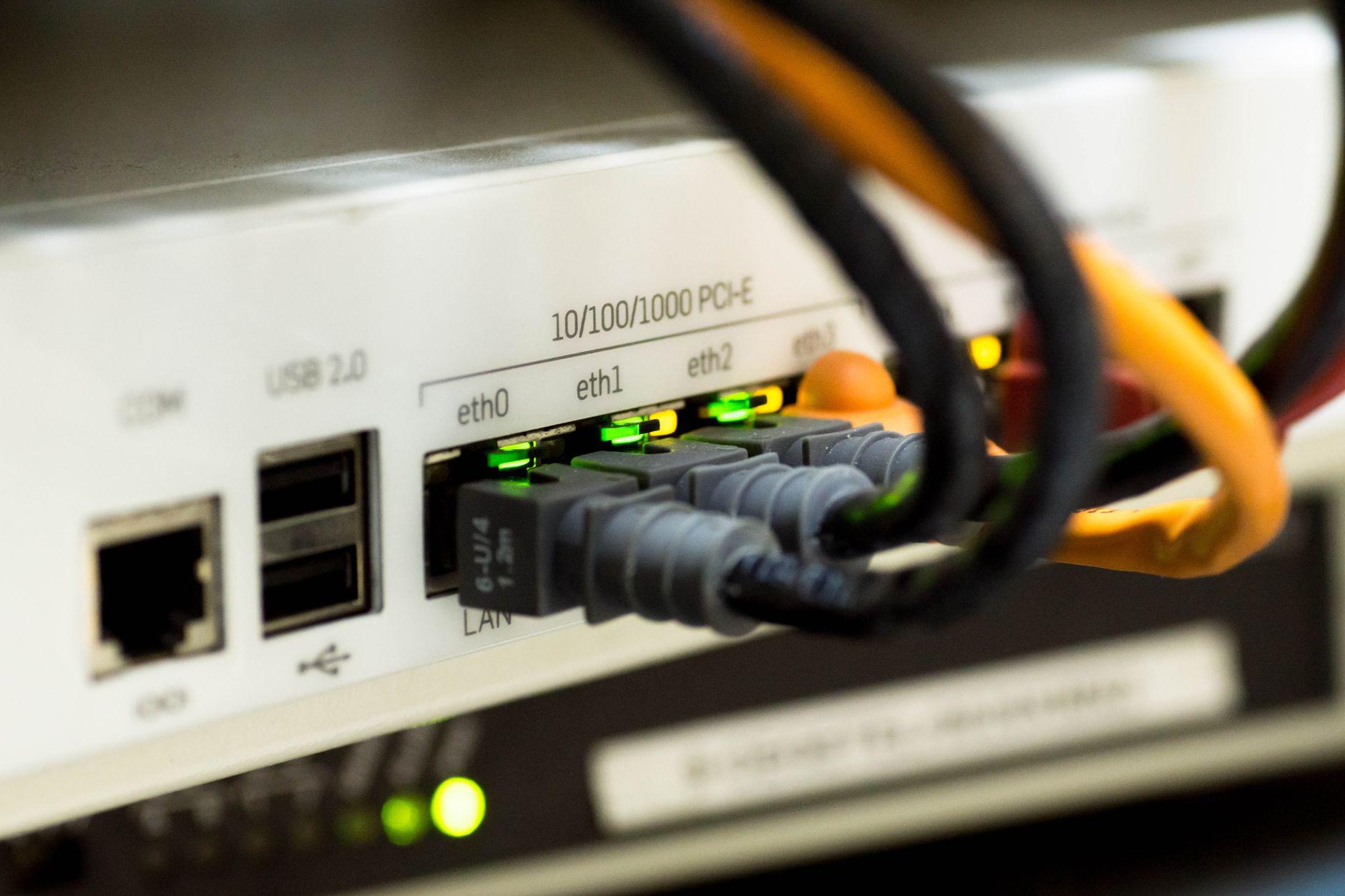 机器流量将超人类流量千倍?Cloudflare 数据背后的安全隐忧与 AI 时代的信任危机